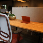 Bamboe blad op bestaand bureau