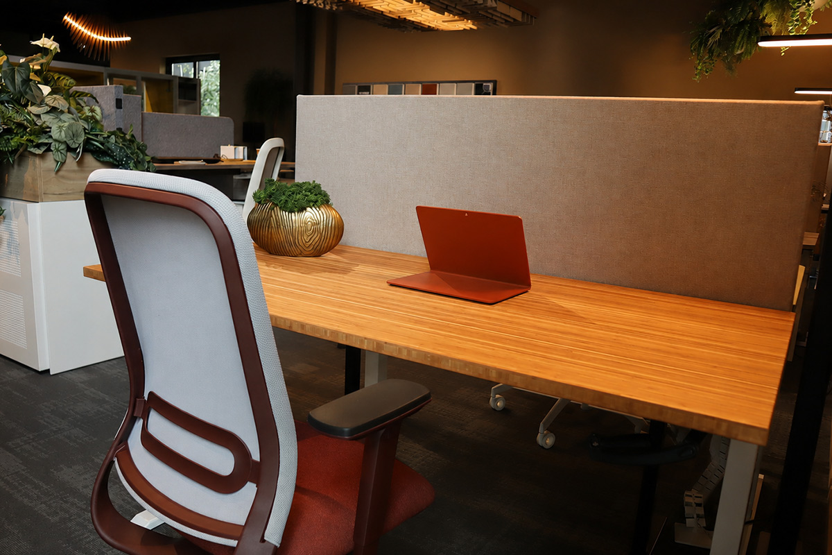 Bamboe blad op bestaand bureau